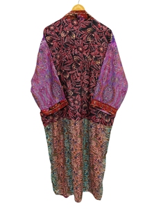Kimono vintage de seda con patchwork de sari, túnica larga para cubrir el bikini, ropa de dormir, hecho a mano en India con seda de sari reciclada. - Product Image 6