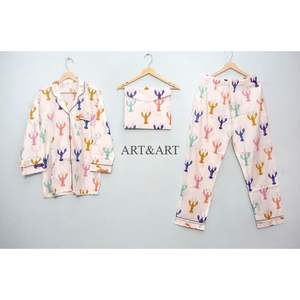 Elegante Conjunto de Pijama de Algodón, Estilo Moderno y Cómodo con Estampado de Escorpio, para Mujeres Modernas, Tela Suave para Dormir - Product Image 1