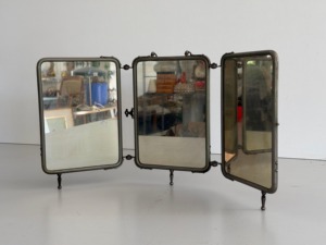 Miroir sur pied vintage à trois volets avec cadre métallique, design traditionnel décoratif, réflexion double face - Product Image 1