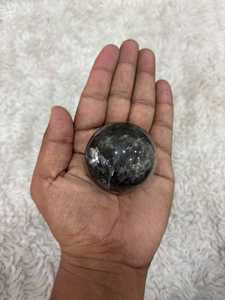 Sphère de pierre de lune noire aux tons anthracite profonds, à l'éclat doux, de forme arrondie, au polissage lisse et au caractère minéral mystérieux - Product Image 5