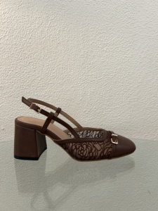Sandales compensées marron en cuir pour femme avec bride arrière, motif floral en maille, bout carré et boucle - Product Image 3