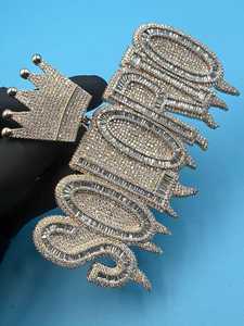 จี้ห้อยคอแบบกำหนดเอง เงินแท้ 925 ชุบทอง ประดับเพชรโมอิสซาไนต์ VVS ผ่านการทดสอบเพชร จี้รูปตัวอักษร สไตล์ฮิปฮอป จี้รูปมงกุฎ - Product Image 4