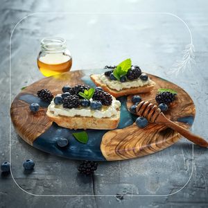 Tabla Redonda de Madera de Olivo Hecha a Mano con Resina para Quesos y Charcutería – Tabla de Cortar Circular Decorativa con Arte Único en Resina Epoxi - Product Image 2
