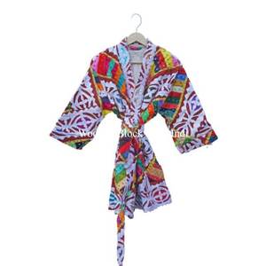 Manteau d'hiver indien Kantha multicolore style universitaire pour fêtes, avec appliques et broderies à la main de lettres, idéal pour la saison hivernale - Product Image 1