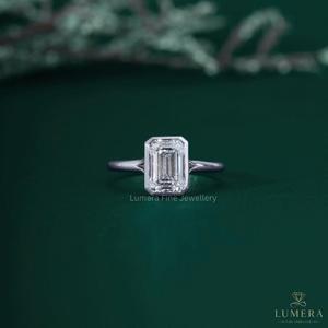 Anillo con Diamante Cultivado en Laboratorio de 2.05 Quilates, Corte Esmeralda, Color E, Engaste de Bisel, VS1, Certificado IGI, Oro Sólido de 10k/14k/18k, Regalo de Compromiso de Lujo - Product Image 1