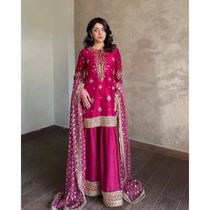 Ensemble de costume en satin pour occasions spéciales, avec broderies Zari et paillettes - Product Image 4