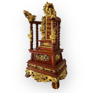 El altar ancestral, elaborosamente tallado en madera de Huong dorada, es una testimonancia de los antepasados de generaciones anteriores. - Product Image 3