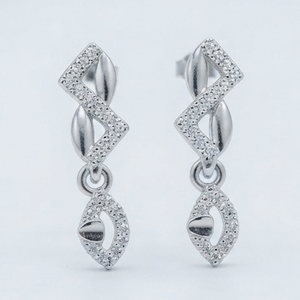 ต่างหูแบบติดหูรูปใบไม้และลายซิกแซกประดับเพชร DIVYORO - Product Image 1