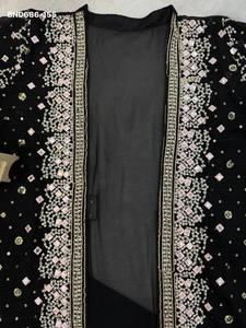 Proveedor de conjuntos de vestidos, kotis y dupattas de diseño étnico de lujo, en georgette sintética con bordados y pedrería, de la India. - Product Image 2