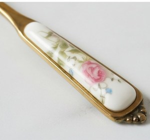 Ensemble de fourchettes élégantes en or avec manches en céramique florale, compatibles lave-vaisselle, pour la décoration de table de mariage - Product Image 5