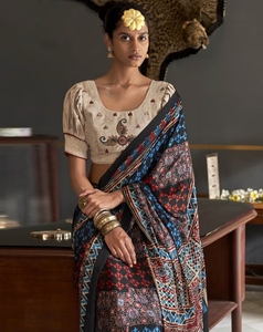 Sari en soie mélangée noir à imprimé numérique pour femme KV, avec chemisier non cousu, réversible et infroissable, idéal pour les occasions de mariage - Product Image 1