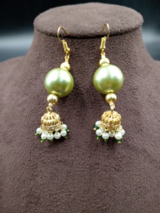 Boucles d'oreilles créoles plaquées or avec perles naturelles et pompons, bijoux ethniques pour femmes, style vintage, bijoux de fête, Amaira Jewels - Product Image 3