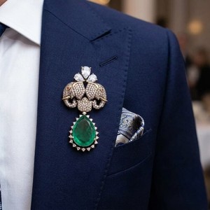 Broche vintage dorée avec cristal vert émeraude, fleur en émail et pierres de zircon, épingle de revers, bijou pour femmes et hommes - Product Image 2