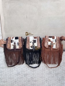 Bolso de mano con flecos para mujer, de cuero auténtico con grabado artesanal, estilo gitano bohemio, con pelo de animal, hecho a mano, bandolera de cuero auténtico estilo western - Product Image 5