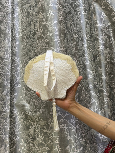Bolso de mano artesanal de lujo con cuentas blancas, flecos de perlas y borlas, tipo minaudière, para novias, bodas, fiestas y eventos. - Product Image 2