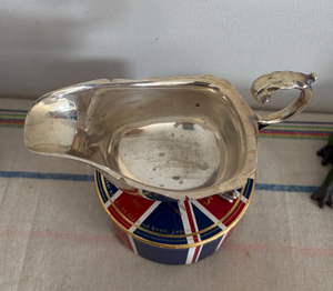 Soupière vintage en métal poli avec poignée courbée, couleur argent, pour table à manger, poignée décorative en acier inoxydable - Product Image 4