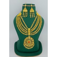 Ensemble de collier court plaqué or de qualité supérieure, nouvellement conçu, avec boucles d'oreilles, bague et bracelet, bijoux finement finis, charmants