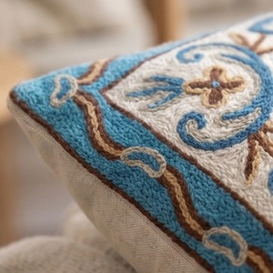 Funda de cojín con bordado Crewel de Cachemira — Diseño geométrico de azulejos en color marfil y turquesa - Product Image 2