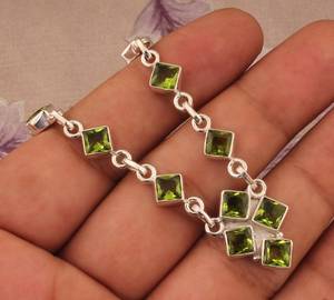 Colgante de peridoto natural en plata de ley, joyería de piedra de nacimiento de agosto, colgante de piedra preciosa verde hecho a mano, elegante regalo para mujer - Product Image 1