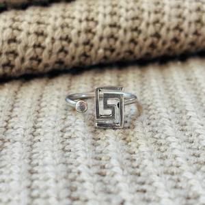 Anillo minimalista de latón con diseño griego de meandro, espiral geométrica cuadrada, chapado en plata, estilo tribal bohemio, al por mayor, para hombre. - Product Image 1