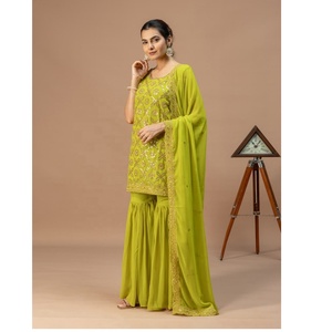 Robe de soirée de créateur en georgette de renard imprimée de qualité supérieure pour femme, tenue ethnique pour mariages et festivals, disponible à la vente - Product Image 1
