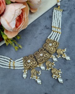 Collier ras-de-cou élégant en perles et pierres CZ avec boucles d'oreilles pendantes assorties et Tika pour le front – Parures de bijoux traditionnels de créateur - Product Image 5