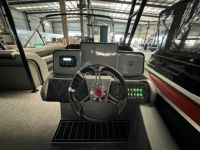 Nouveau design, yacht ponton de luxe en aluminium soudé de 30 pieds à double pont, avec salle de bain privée, glissière, moteur hors-bord 150 CV, pour la croisière