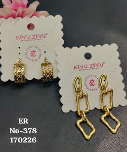 Boucles d'oreilles clous tendance en acier inoxydable plaqué or avec diamants américains pour femmes – Vente en gros - Product Image 5