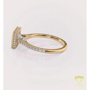 Bague de fiançailles minimaliste en or jaune avec diamant de laboratoire taille princesse serti clos et bande pavée de diamants, pour mariage - Product Image 4