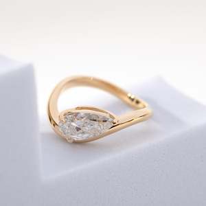 Anillo de Oro Amarillo Sólido de 14K con Diamante Cultivado en Laboratorio de 2 Quilates con Corte de Pera, Certificado por IGI, para Mujer, Diseño de Lujo con Ondas Orientales y Occidentales - Product Image 1