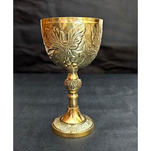 Gobelet en laiton personnalisable en gros, design vintage en relief, coupe à vin ronde pour usage décoratif de mariage - Product Image 1