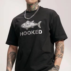 เสื้อยืดสีดำสำหรับผู้ชาย ทรงปกติ แขนสั้น ลำลอง คอกลม ผ้าเจอร์ซีย์ คอตตอน - Product Image 1