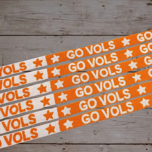 สายกระเป๋าทำมือประดับลูกปัดพร้อมดาวสีขาวบนผ้าสีแดง สายสะพายไหล่ปรับระดับได้ ใช้แทนสายกระเป๋าถือหรือกระเป๋าสะพายข้าง - Product Image 1