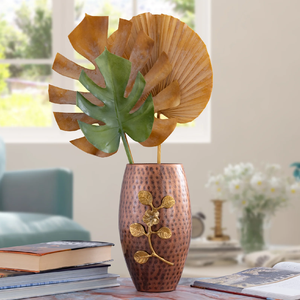 Vase antique texturé en cuivre et laiton, orné d'un motif en applique 3D doré représentant des feuilles et des fleurs sur le devant, disponible à prix de gros. - Product Image 1