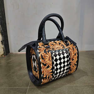 Bolsa de Viaje de Fin de Semana de Cuero Genuino con Diseño Floral Tallado a Mano y Patrón a Cuadros, Colección 2026 - Product Image 3