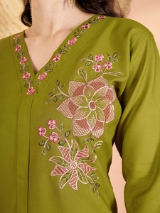Ensemble Kurti brodé pour femmes, coupe ample, pour tenue traditionnelle, ethnique et décontractée, style Inde Pakistan, de Samp Corporation - Product Image 6