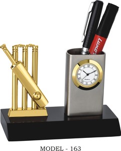 Trophée de cricket plaqué or avec horloge et porte-stylo, modèle 163, pour bureaux promotionnels, avec base en bois noir - Product Image 1