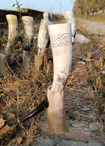 Copa artesanal vikinga de cuerno de buey para beber, con soporte de cuerno a juego, para cerveza, vino, decoración de mesa o bar con temática medieval. - Product Image 2
