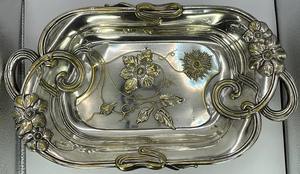 Plateau de service vintage en argent plaqué avec gravure florale pour la présentation des plats, le service des invités et la décoration intérieure - Product Image 3