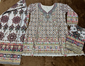 Nouveau ensemble en crêpe de soie fantaisie avec imprimé, comprenant haut, bas et dupatta, catalogue complet disponible à prix de gros. - Product Image 5