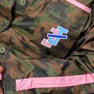 Veste camouflage pour femmes Jack and Jill, 100% coton, imperméable, bordure rose, logo brodé personnalisé, boutonnée, OEM, vente en gros - Product Image 3