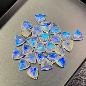 Piedra suelta de piedra lunar arcoíris blanca facetada con destello azul de 5 mm y 10 mm para la fabricación de joyas - Product Image 1