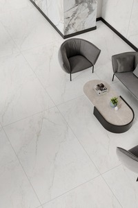 Losas de Porcelana Pulida Carrara Fluent White, Superficies Elegantes con Efecto Mármol para Interiores de Lujo - Product Image 2