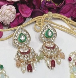Ensemble collier et boucles d'oreilles en or plaqué laiton de qualité supérieure, avec moissanite classique, idéal pour les fiançailles, les anniversaires, les mariages et les fêtes. - Product Image 2
