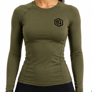 Camiseta Deportiva de Compresión para Mujer con Tela Suave de Alto Rendimiento, Ajuste que Moldea el Cuerpo y Construcción Transpirable para el Gimnasio - Product Image 1