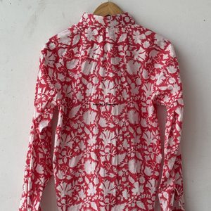 เสื้อเชิ้ตพิมพ์ลายดอกไม้สำหรับผู้หญิง สไตล์ลำลอง ผ้าฝ้ายเนื้อนุ่ม คอปกติดกระดุม ระบายอากาศได้ดี เหมาะสำหรับฤดูร้อน สีแดงขาว ลดราคา - Product Image 4