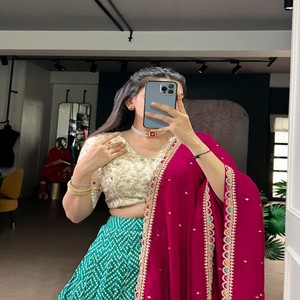 Дизайнерский комплект VASTRA COTTAGE: лехенга-чоли с принтом Бандхей, вышивкой пайетками и нитями, готовая лехенга с шелковой блузкой и дупаттой - Product Image 2