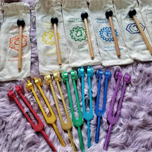 Juego de 8 diapasones para chakras Pro - 7 chakras + conexión con el alma en bolsa de terciopelo. - Product Image 1