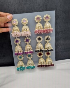 Elegante paquete de 12 pendientes Jhumkis de cristal multicolor, chapados en oro antiguo, de diseño étnico tradicional para mujer, al por mayor. - Product Image 1