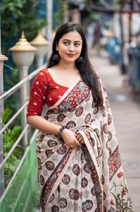 Sari en lin doux imprimé Kalamkari avec broderie Aari et miroir, et chemisier imprimé assorti parfaitement. - Product Image 4